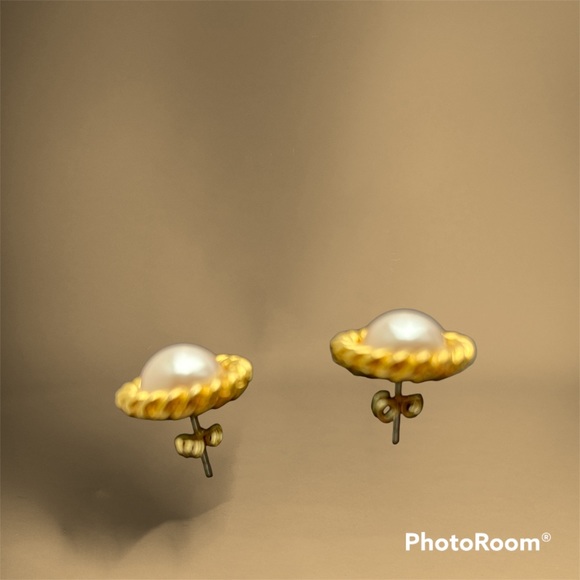 Golden Faux Pearl stud - Picture 5 of 5